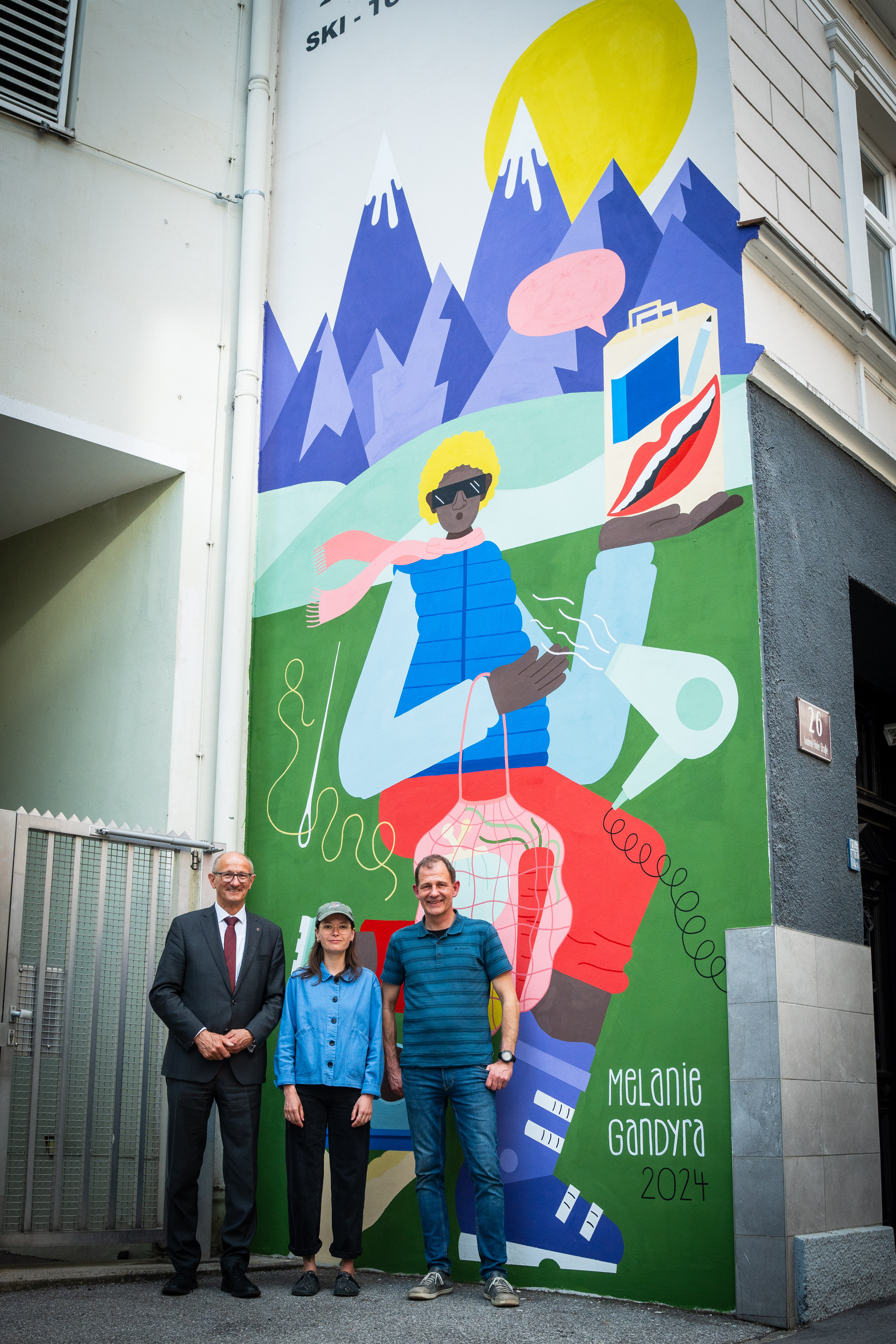 LH Anton Mattle, Melanie Gandyra und Hansjörg Wolf vor dem Mural