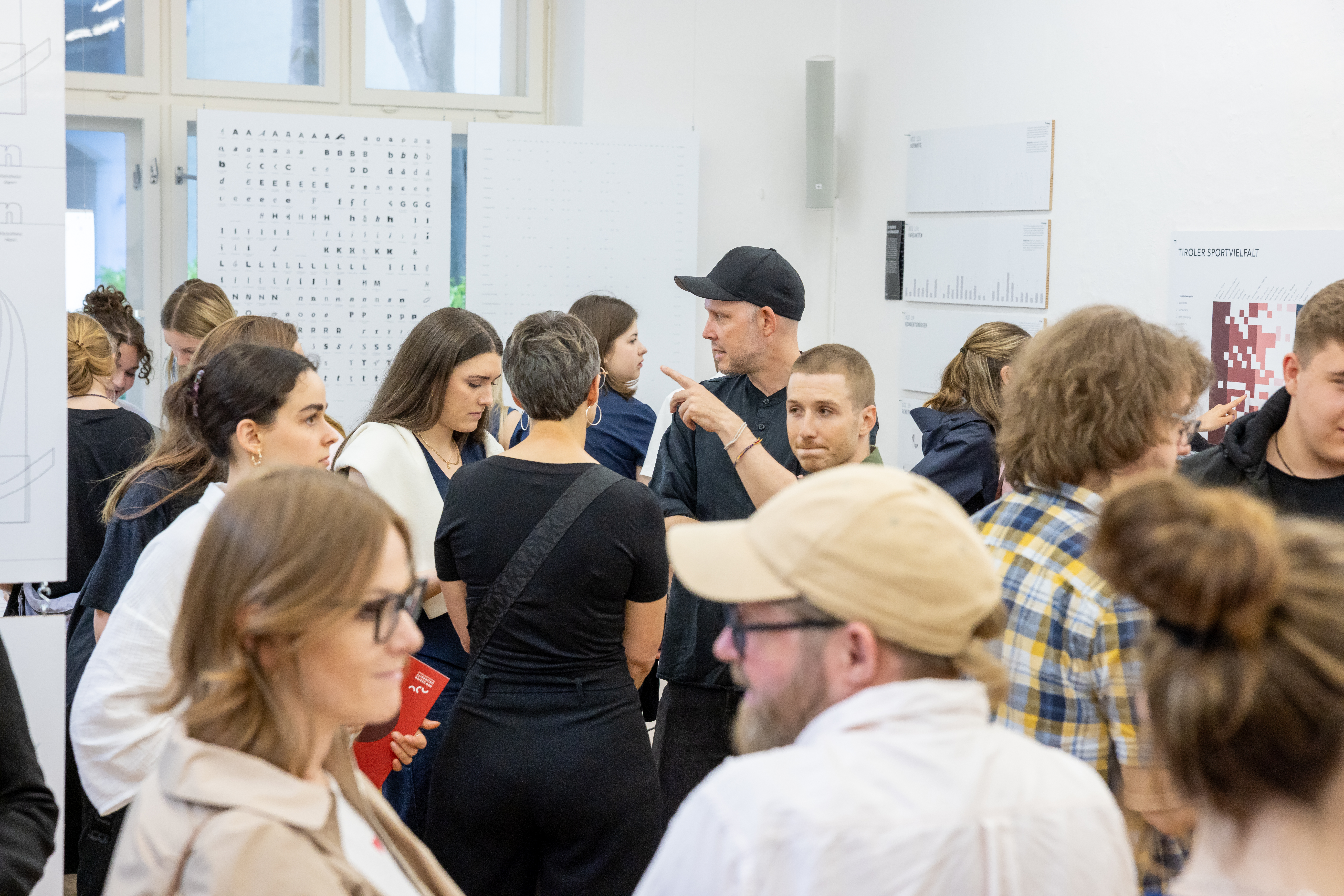 Überblicksbild Ausstellungsbesucher, full House