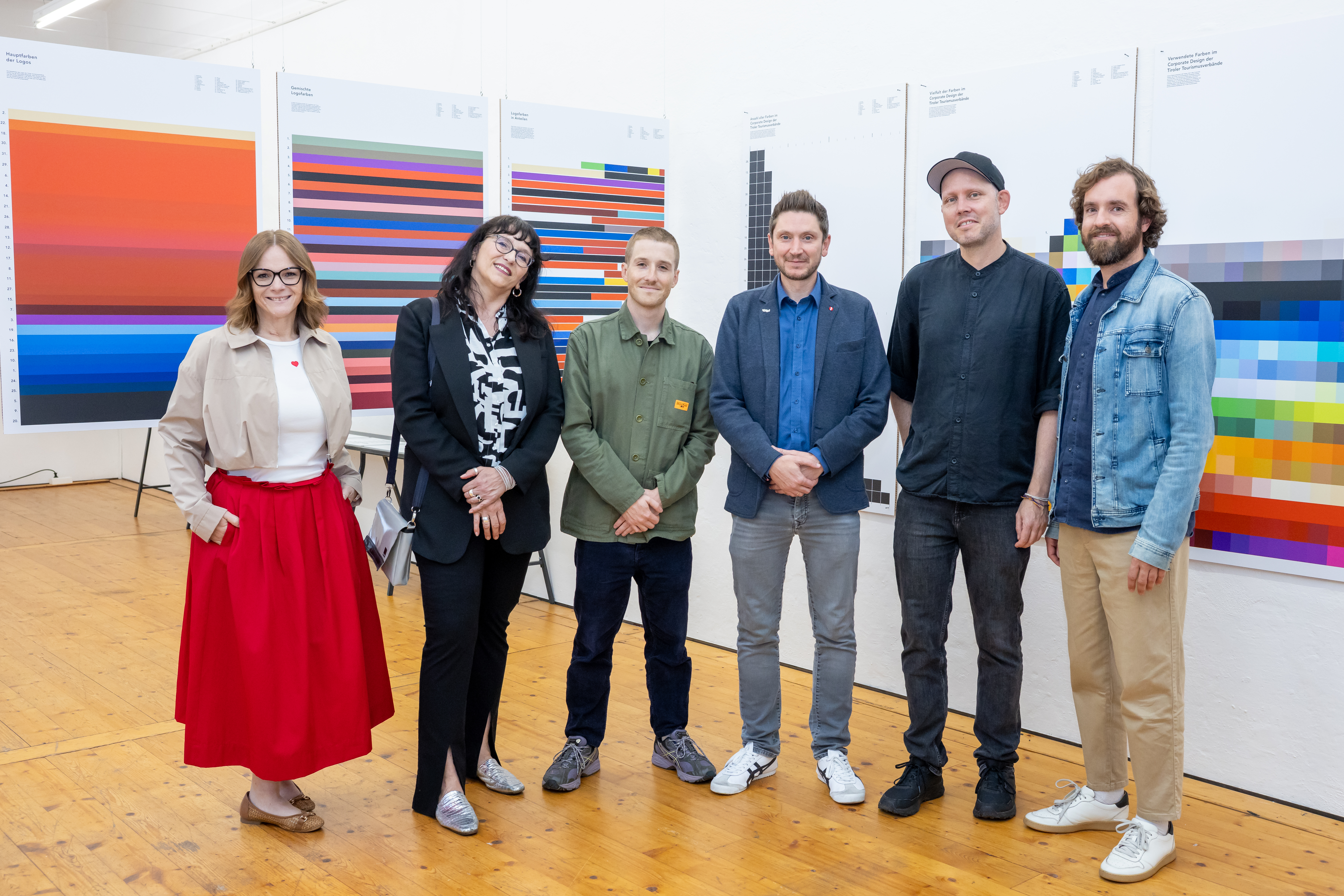 Gruppenfoto mit Vertretern der NDU St. Pölten, Tirol Werbung und Stefan Klausner