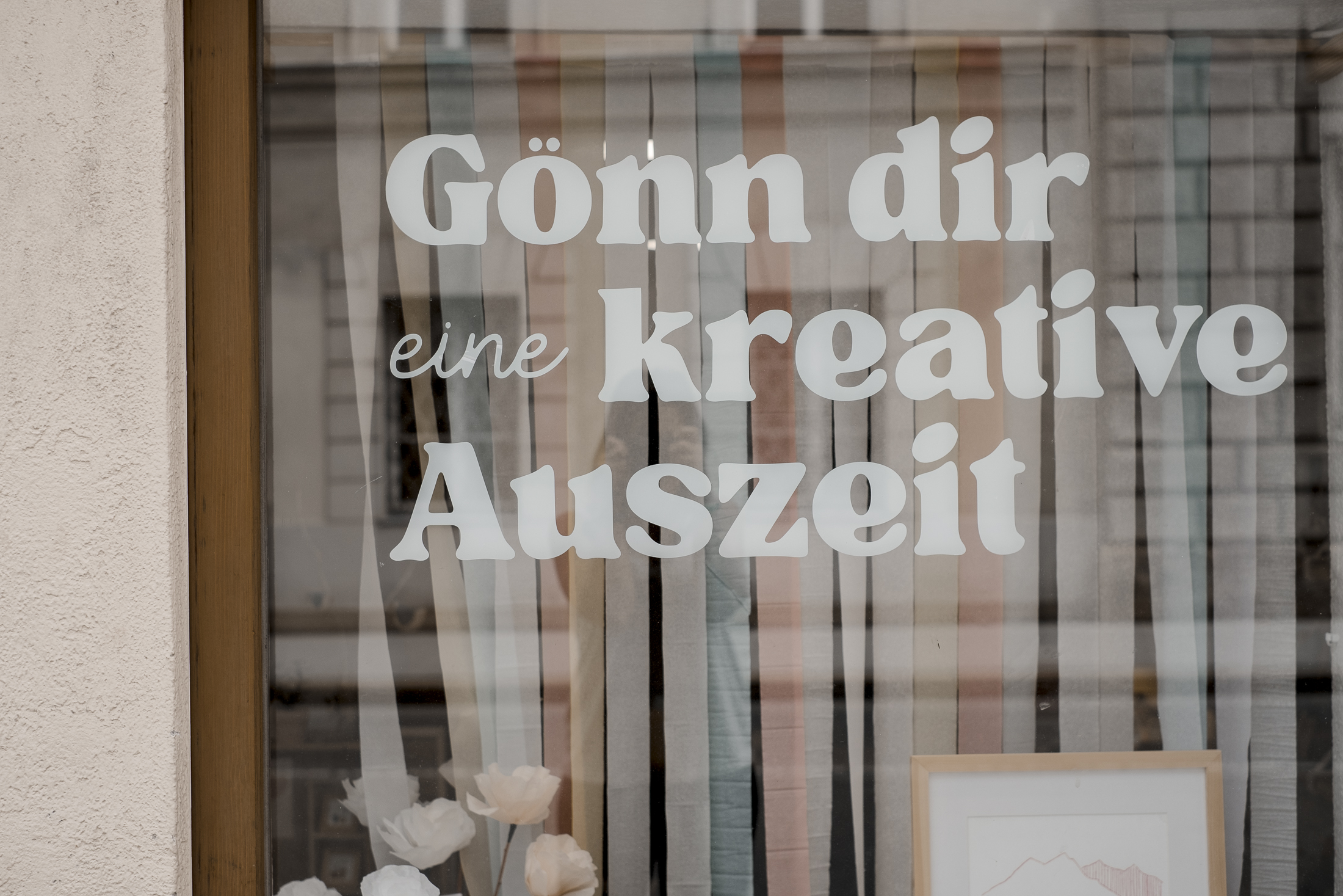 Fenster des Studio Papelier mit dem Text: Gönn dir deine kreative Auszeit