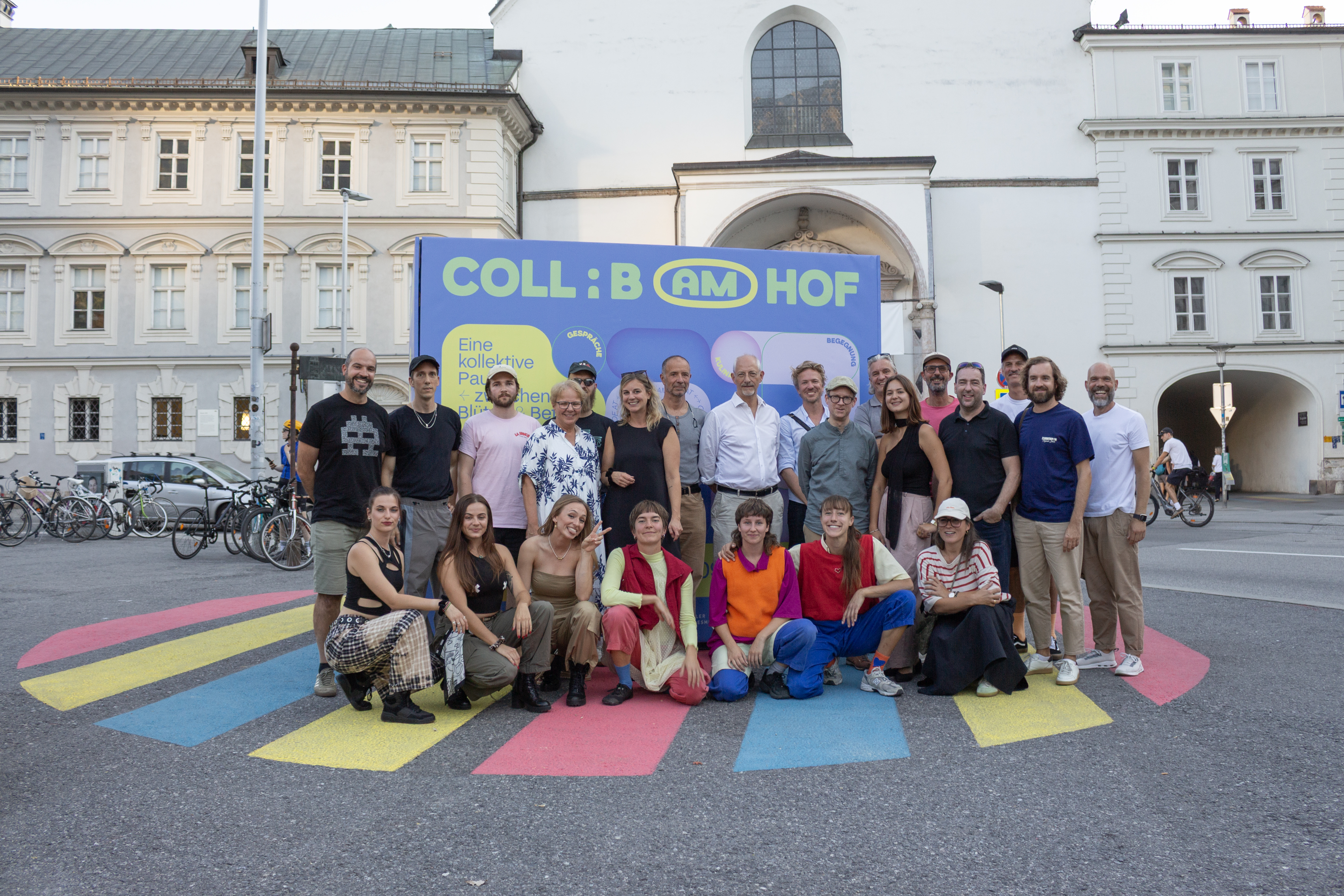 Gruppenfoto der Aktion Collab am Hof, Vorplatz Haus der Musik