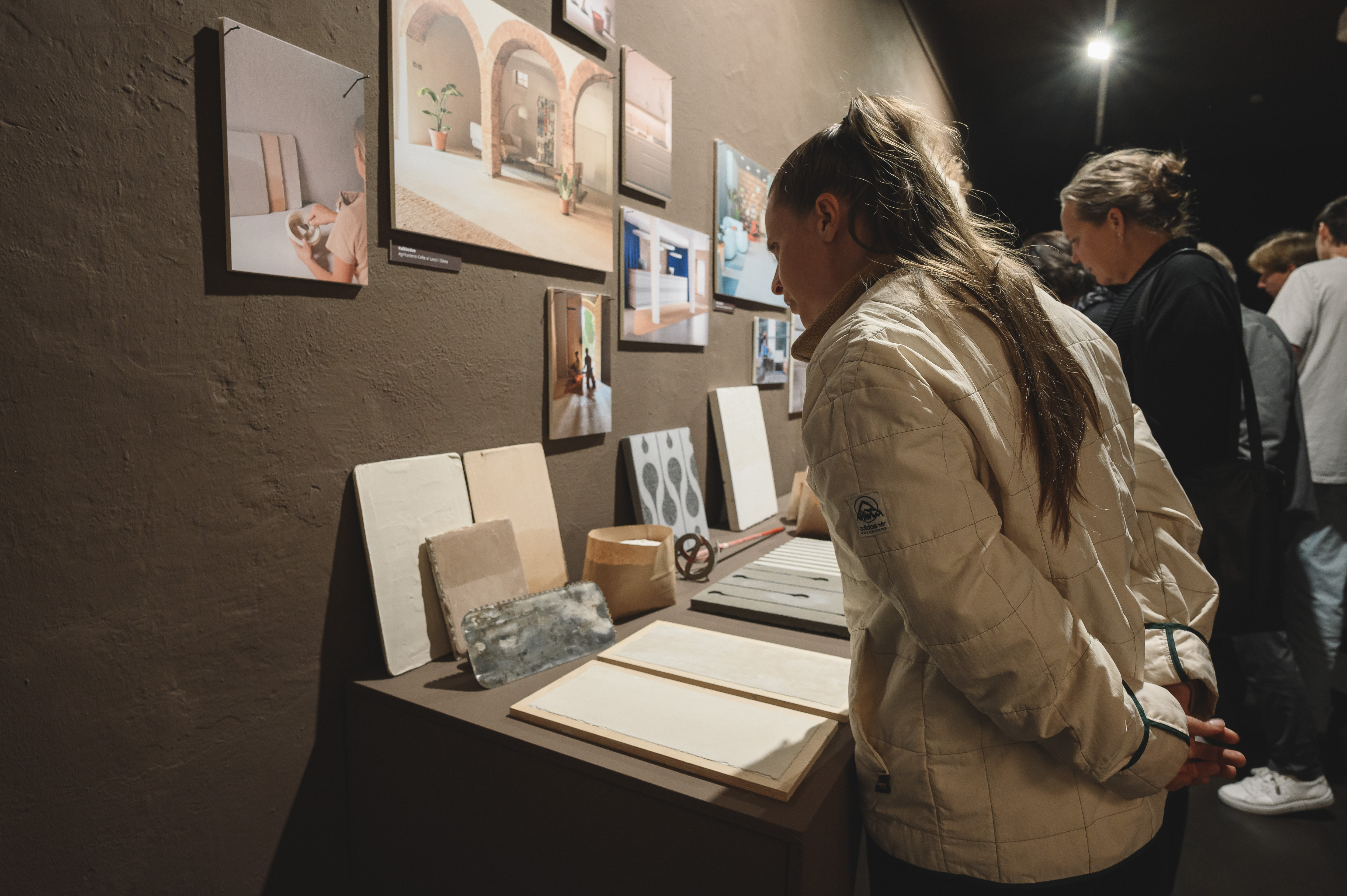 Besucherinnen bei der Ausstellungser&ouml;ffnung Nina Mair: Design as a Process