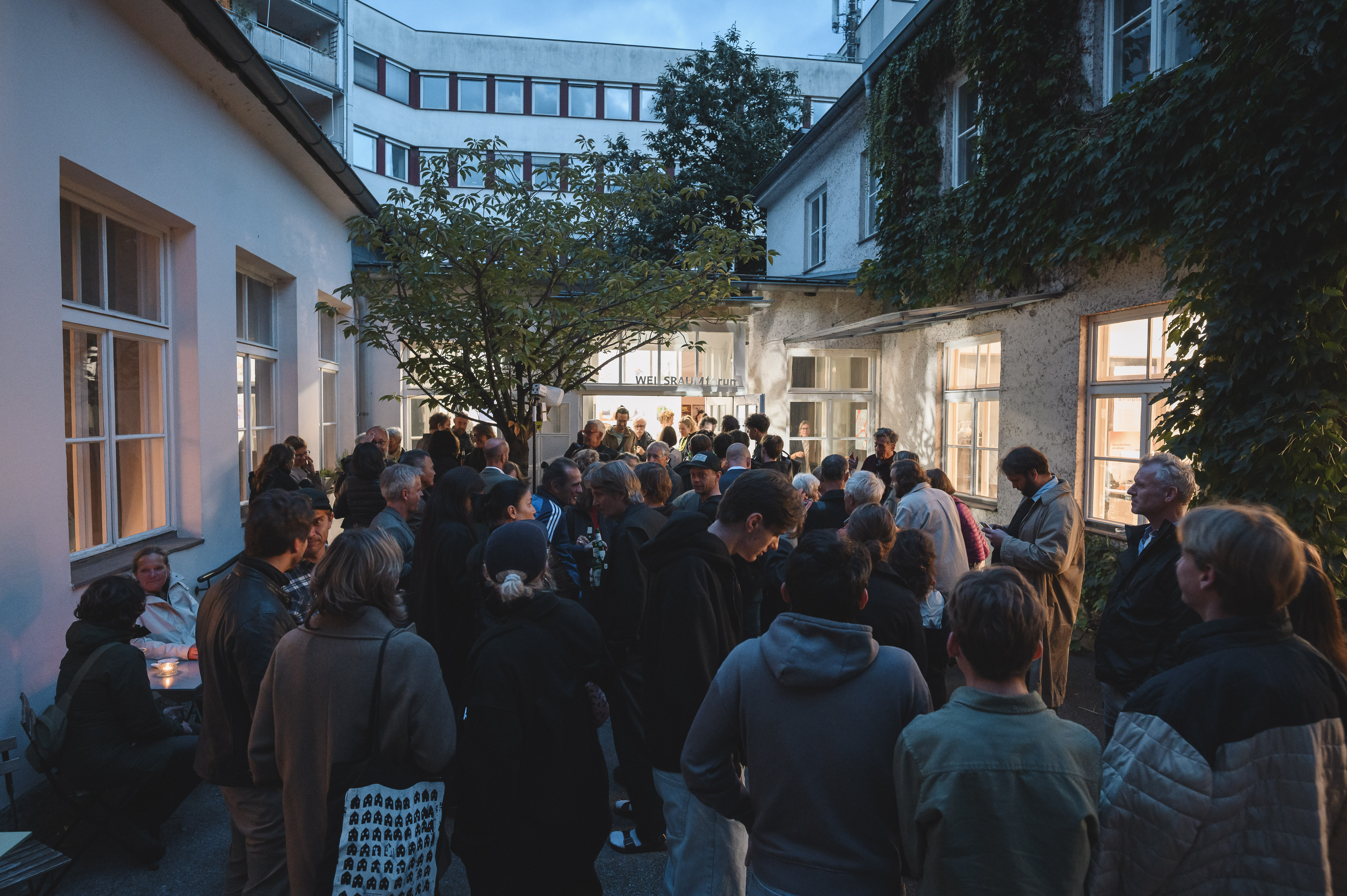 Innenhof des WEI SARUMforums gef&uuml;llt mit G&auml;sten bei der Er&ouml;ffnung