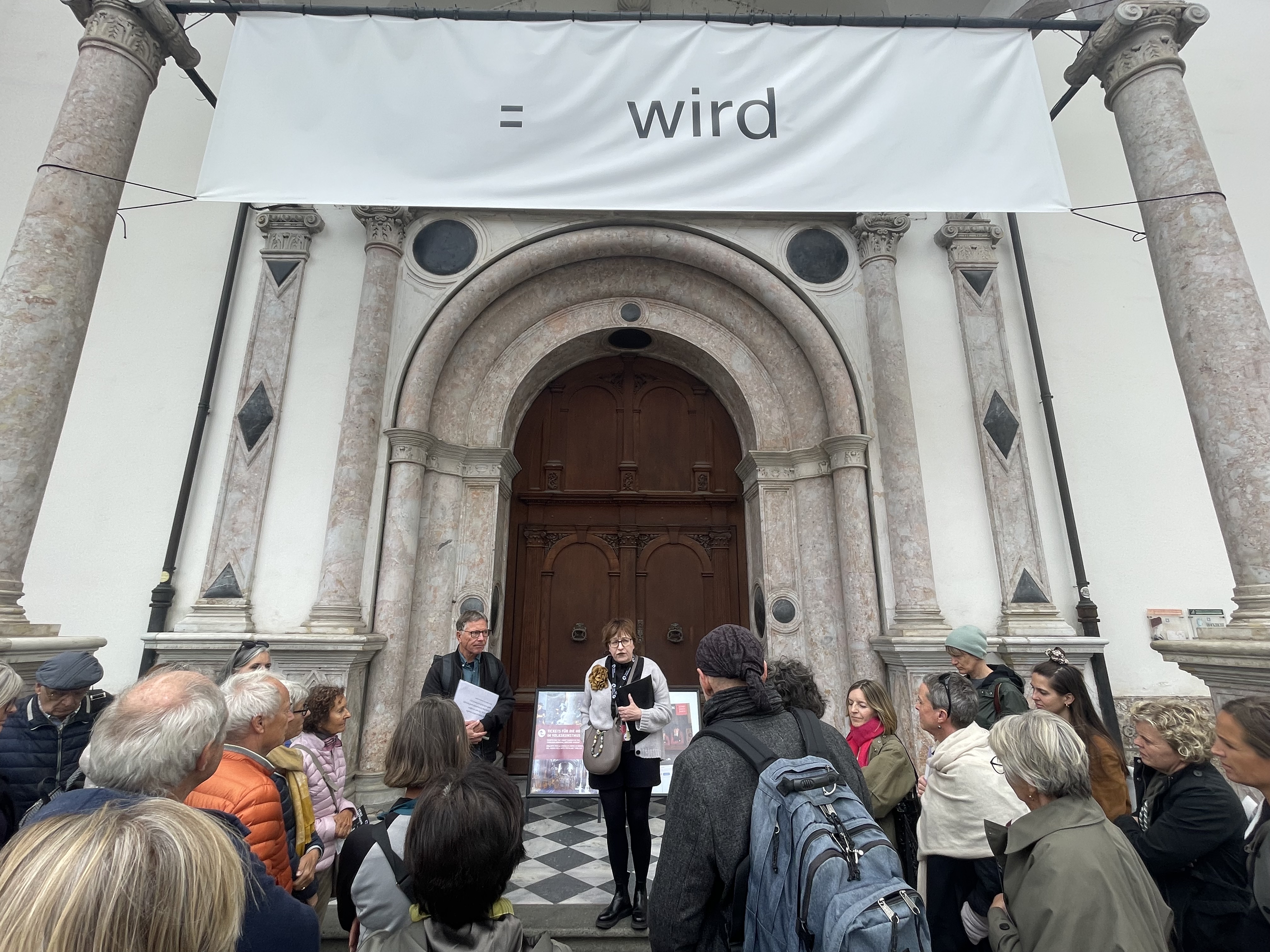 Gruppe vor der Hofkirche bei der F&uuml;hrung