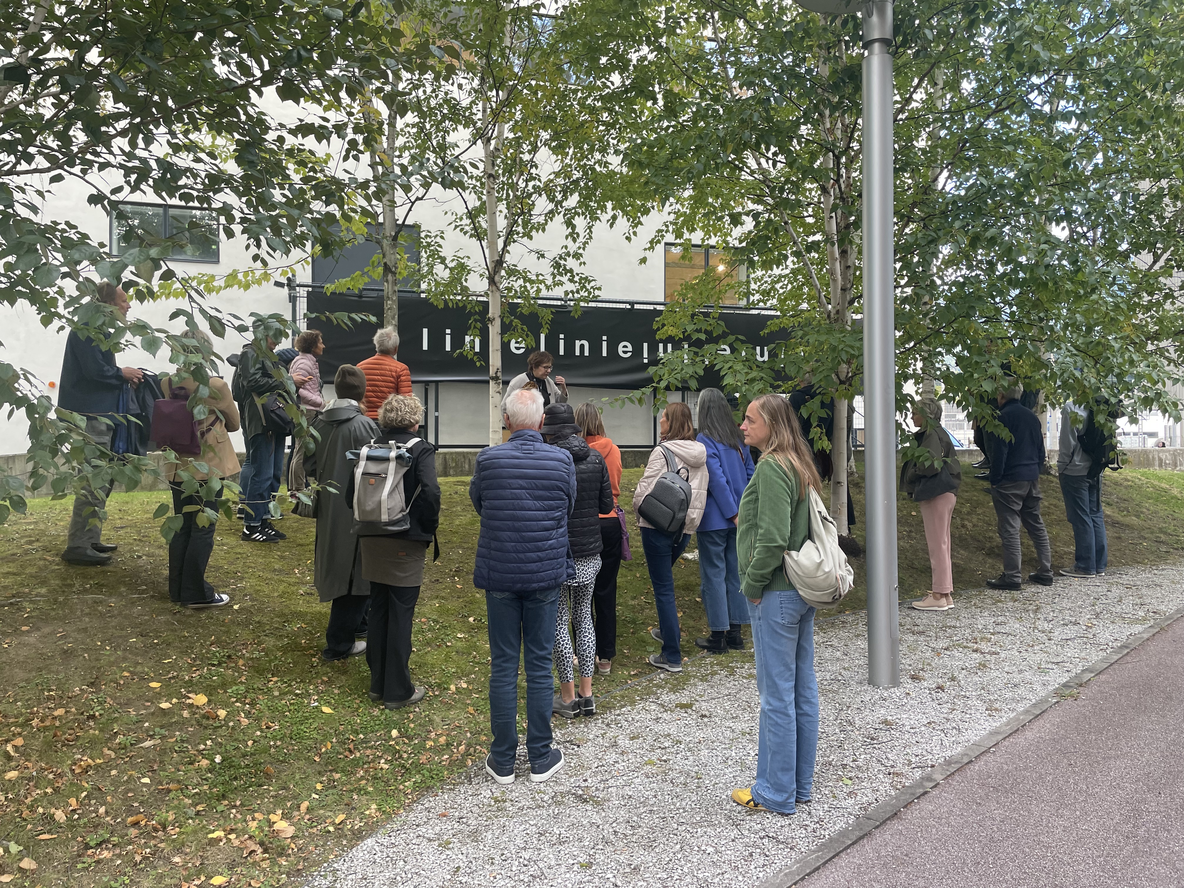 Gruppe vor einem Transparent Gappmayrs beim aut Architekturforum