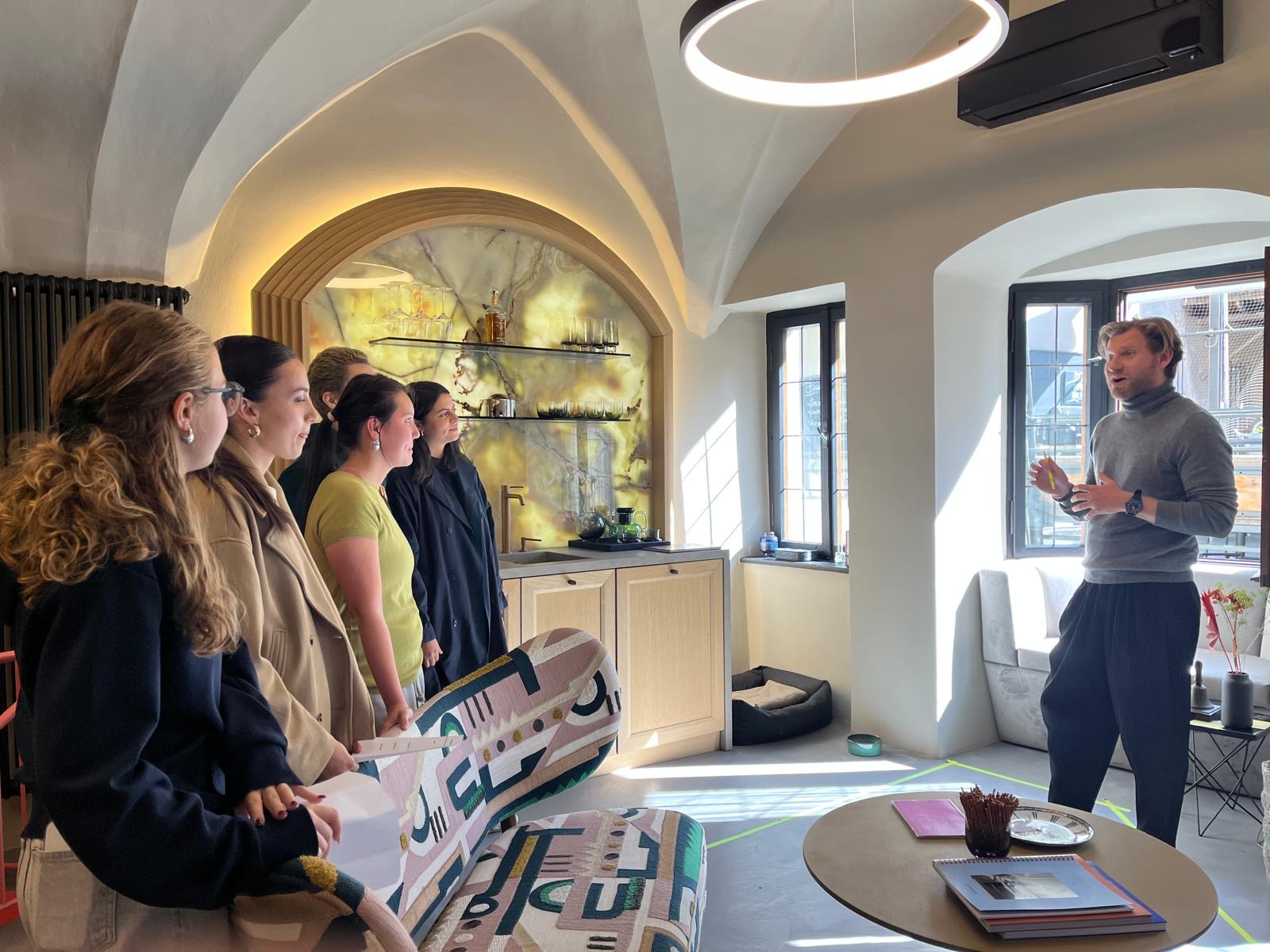 Lorenz Kilga vor einer Gruppe Studentinnen