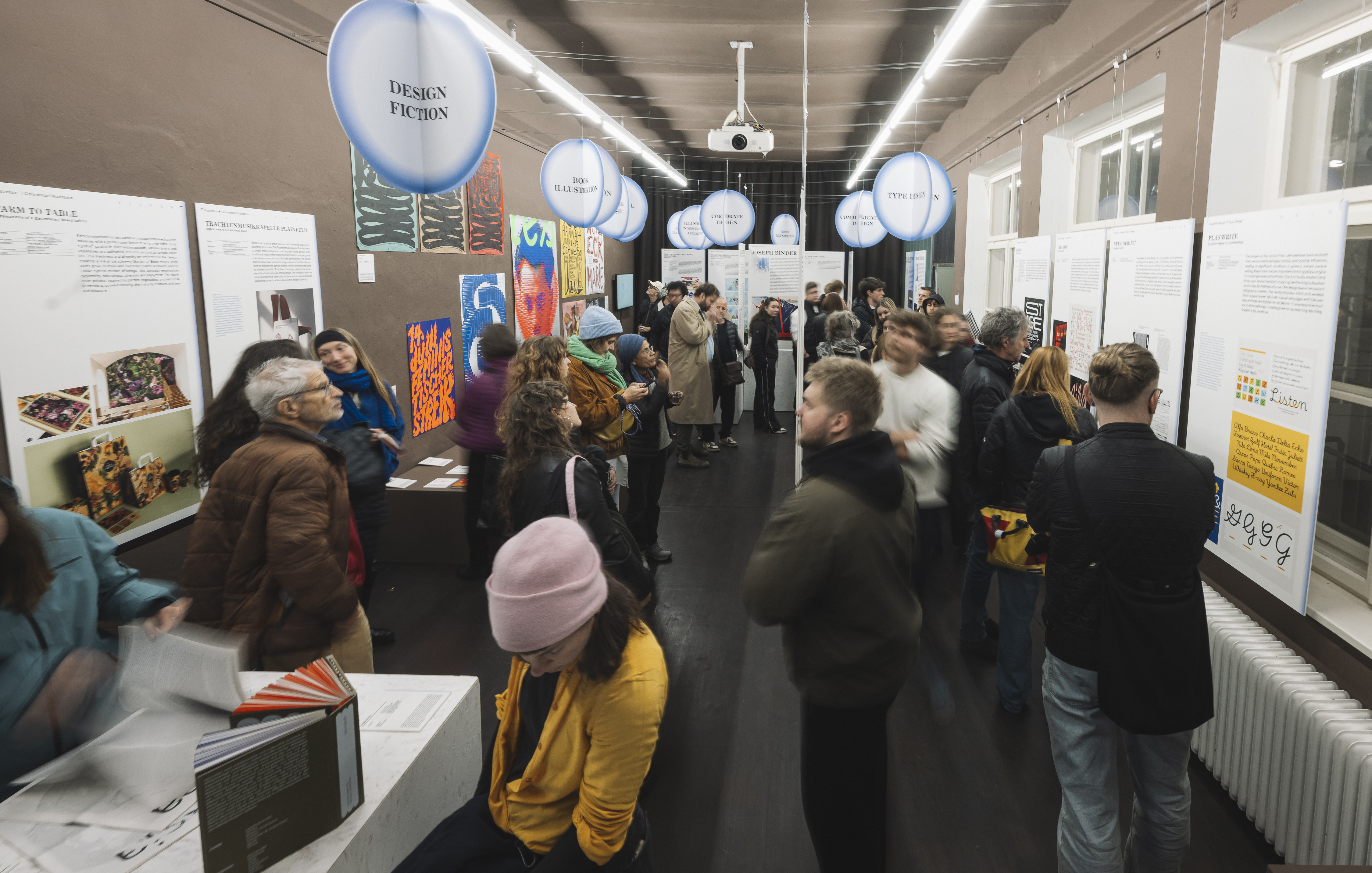 Raumansicht der Ausstellungser&ouml;ffnung mit Besuchern