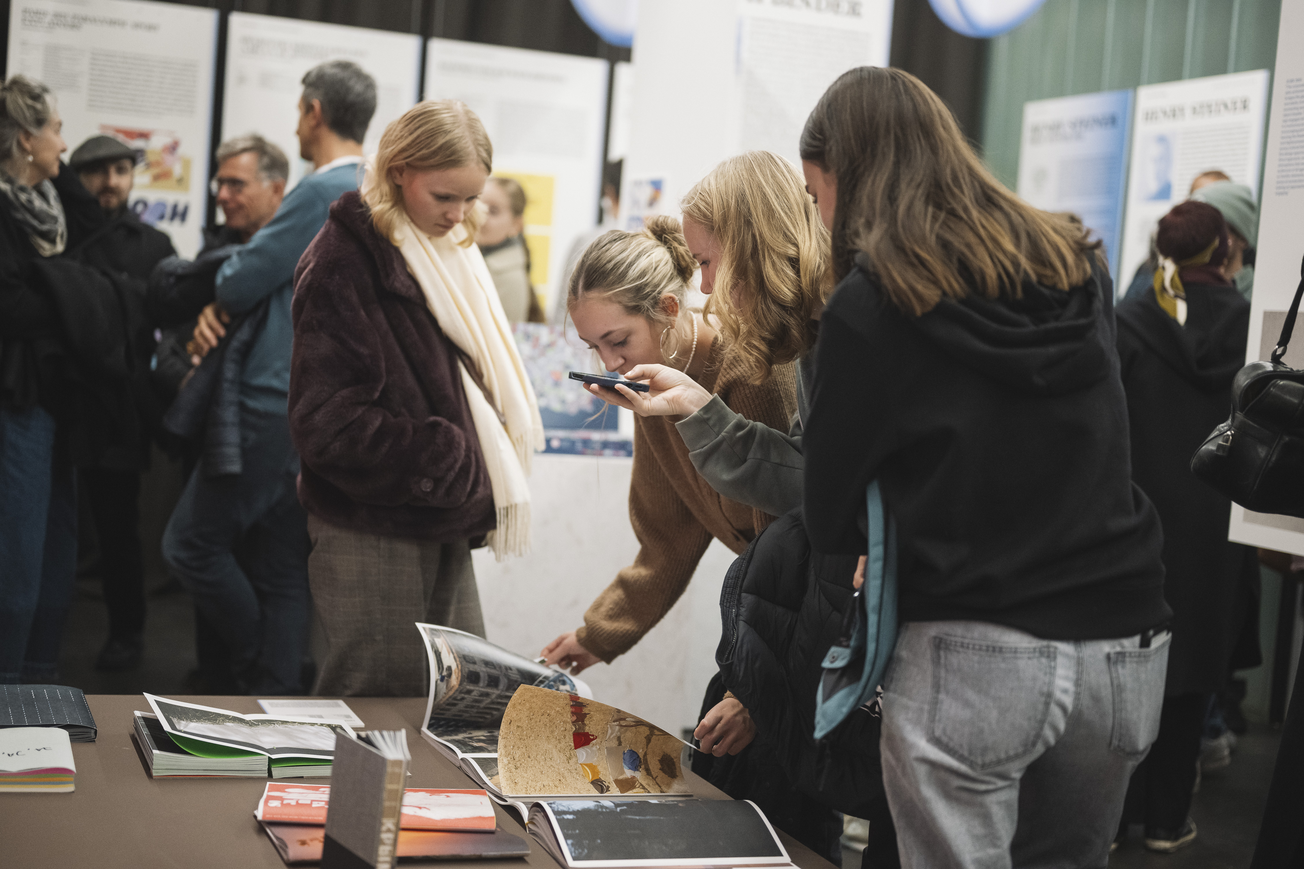 Besucherinnen bei der Lektüre