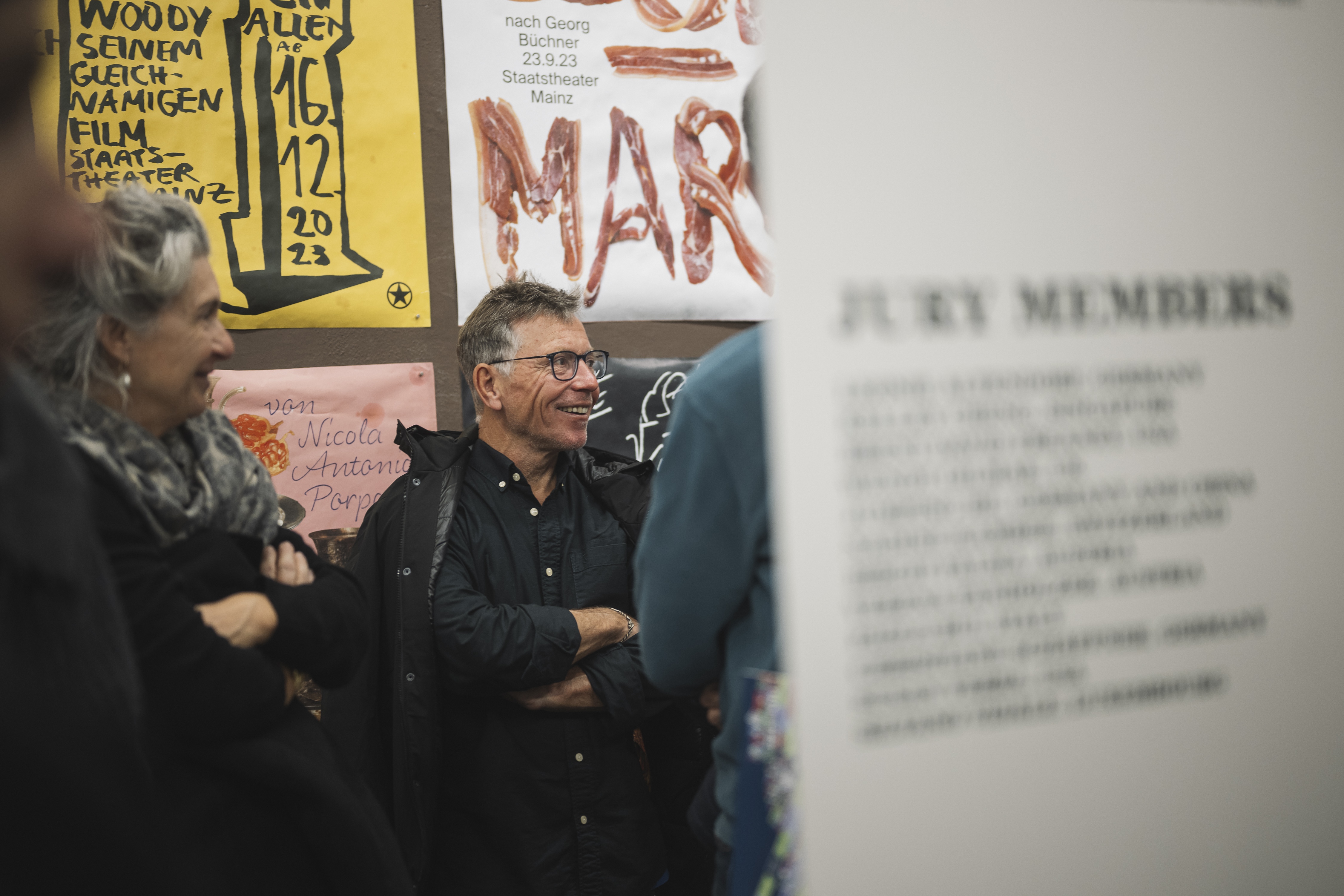 Ausstellungsbesucher:innen mit Markus Weithas