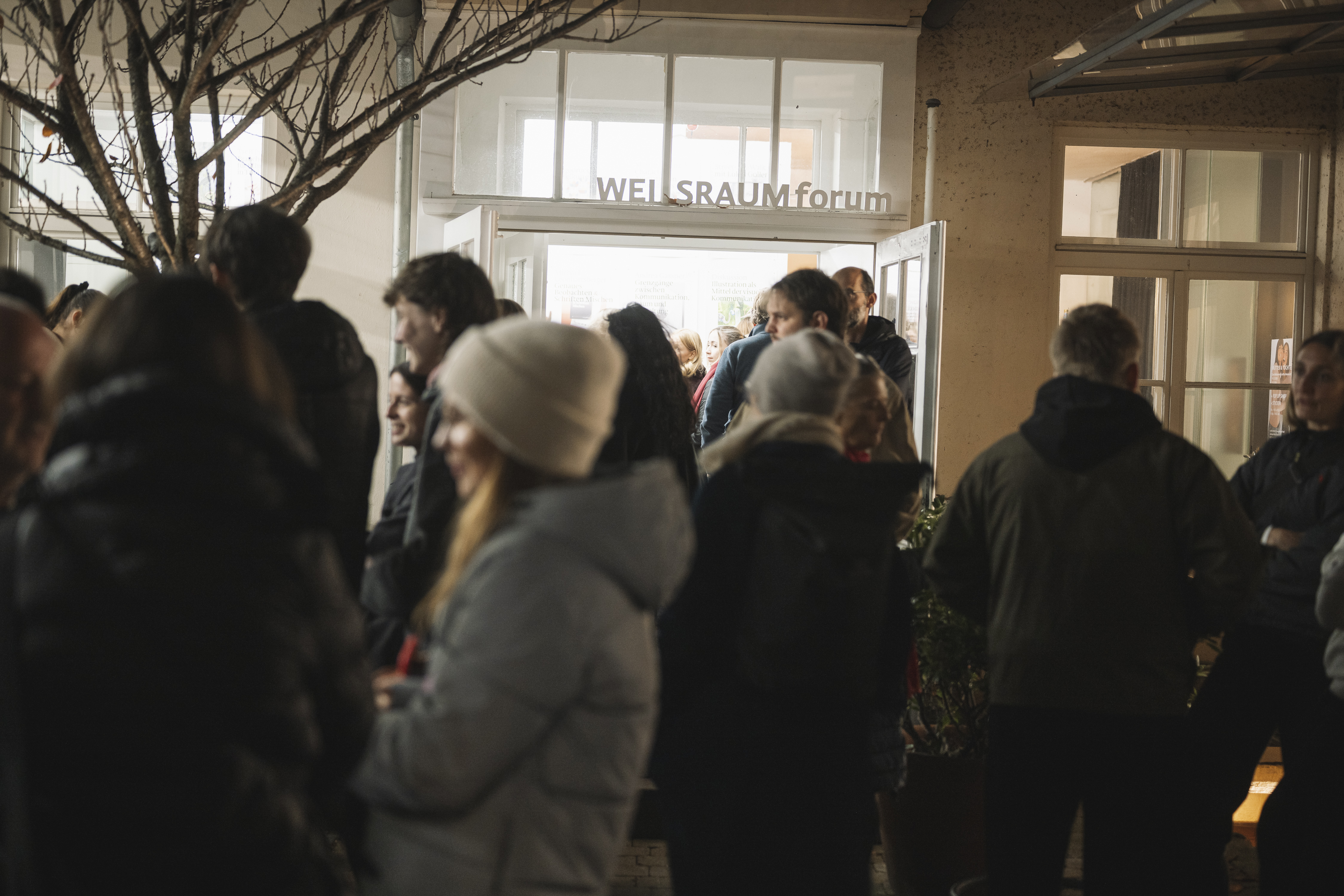 Innenhof vor dem Haupteingang mit Gästen