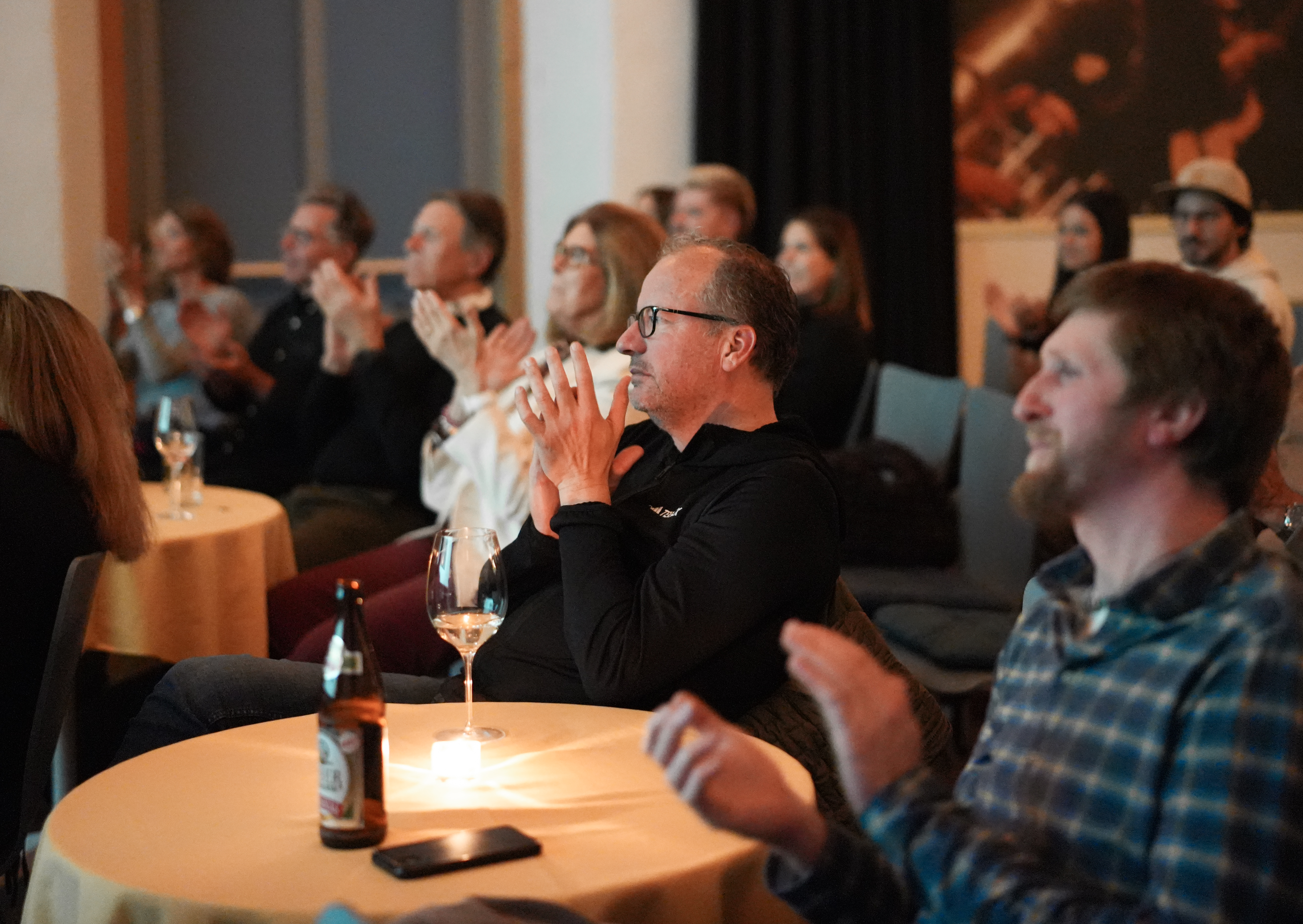 G&auml;ste applaudieren