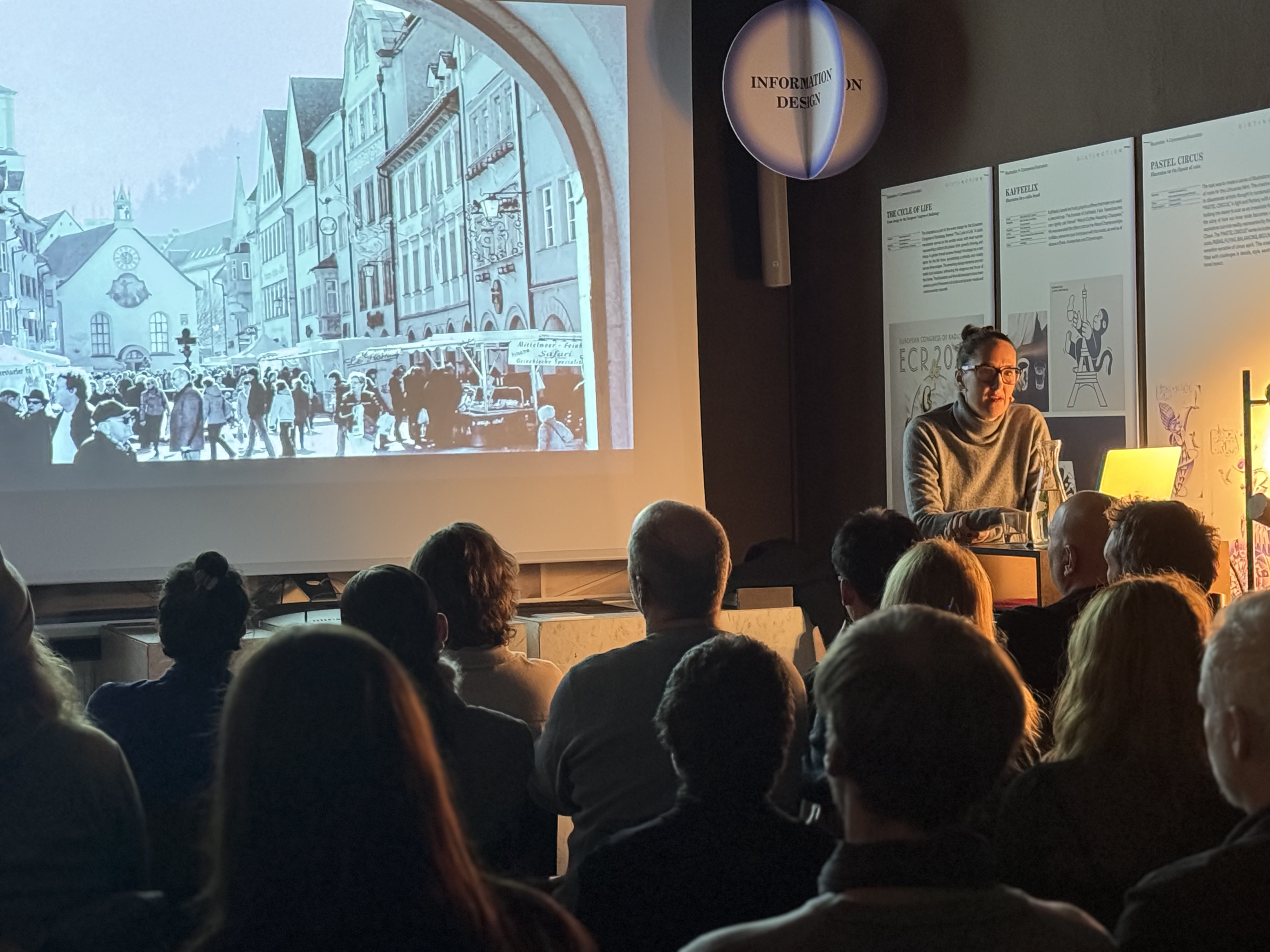 Andrea Gassner beim Vortrag, der Raum ist abgedunkelt