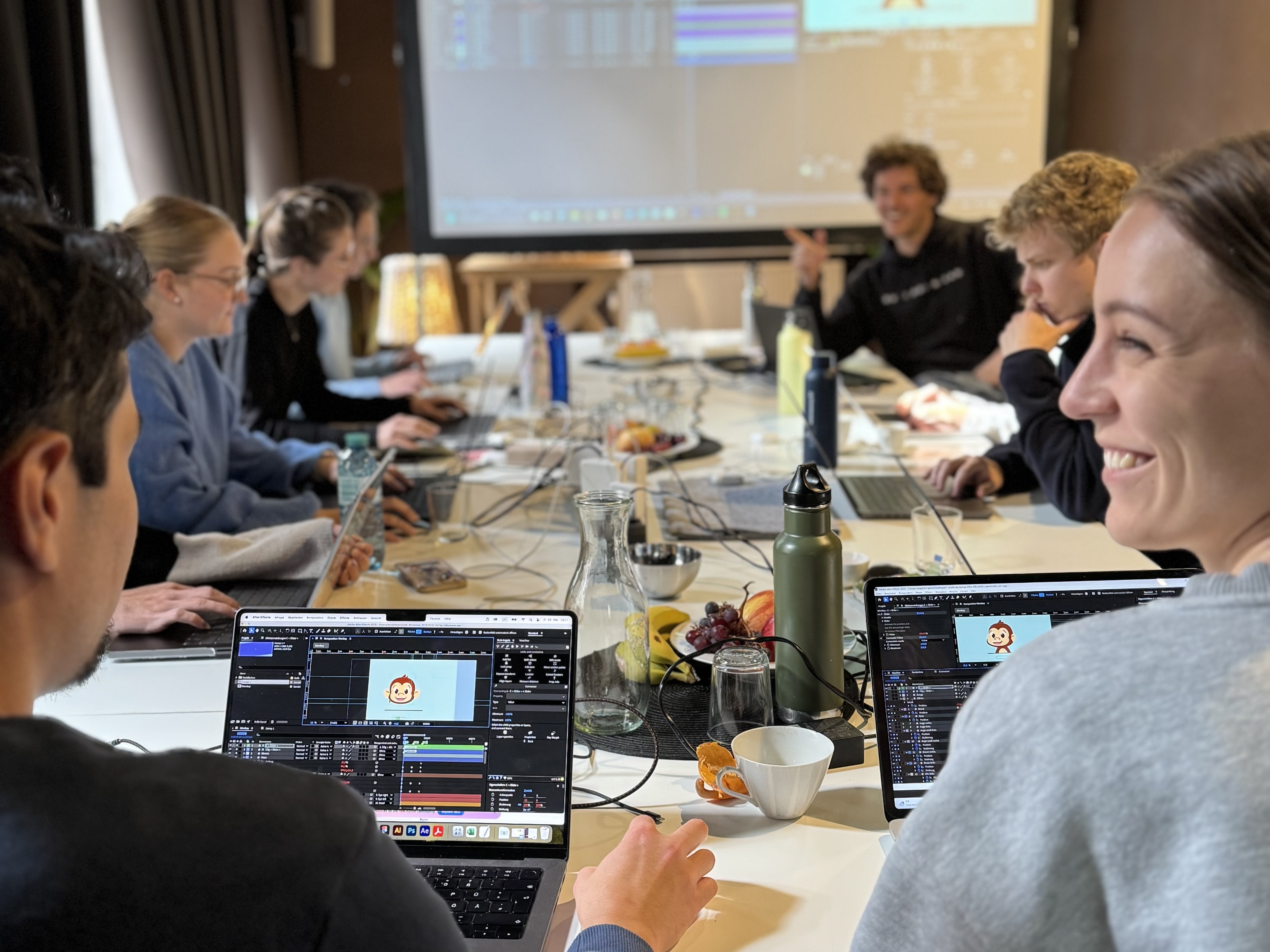 Teilnehmende beim Workshop vor Laptops mit Animation