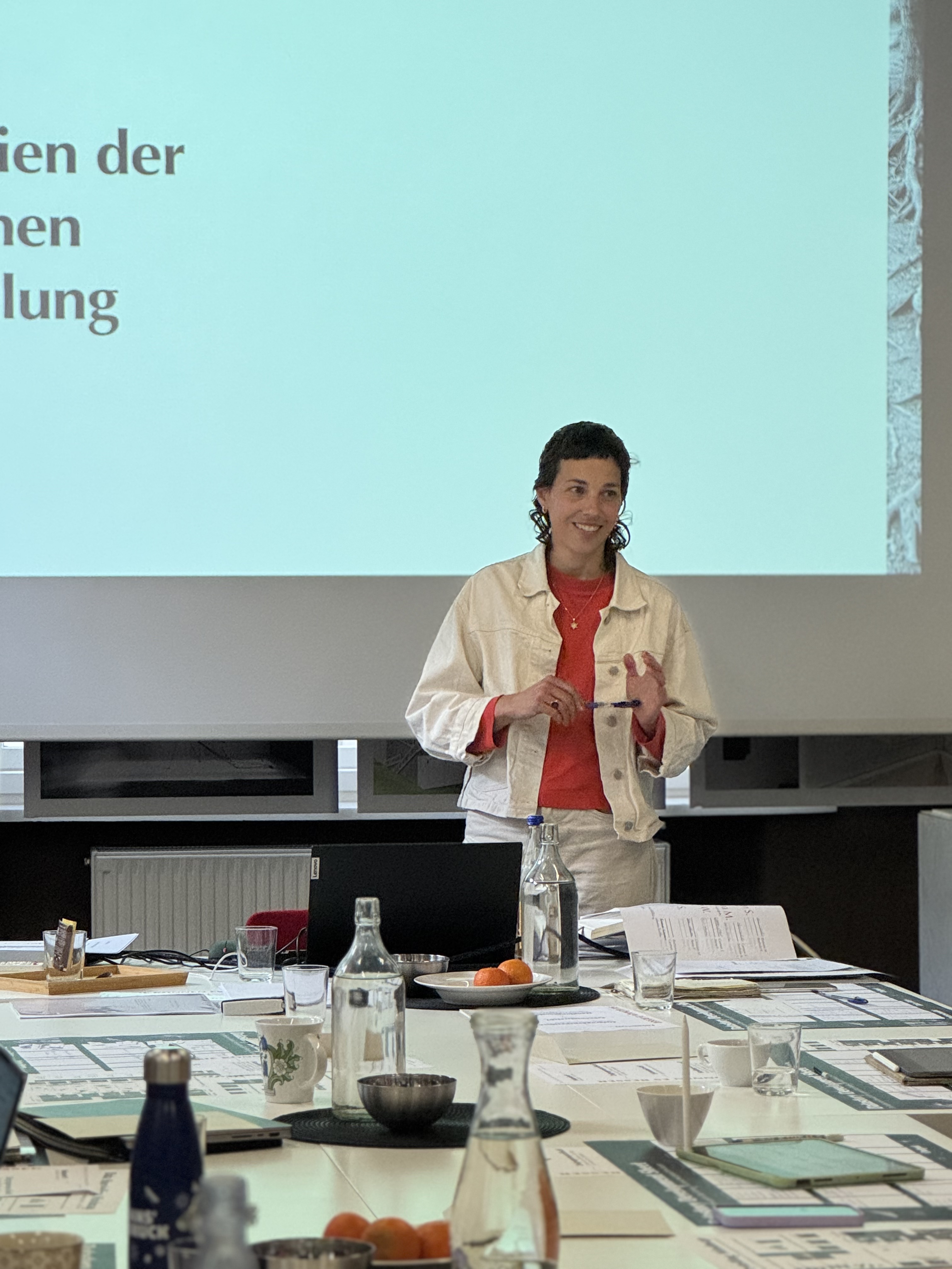 Teilnehmende in Gruppenarbeit beim Workshop