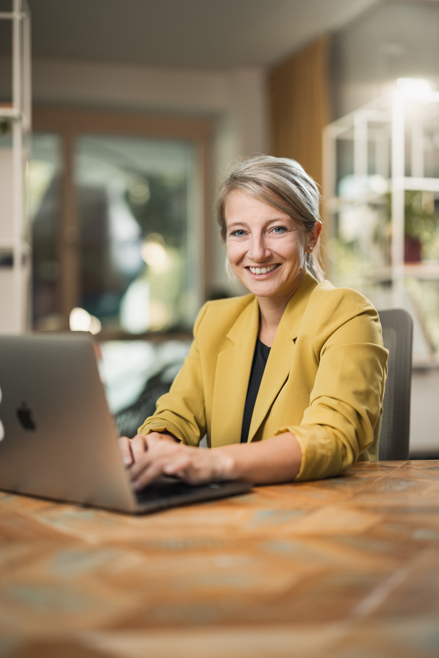 Portr&auml;t Claudia Brandl, gelber Anzug, blonde Haare