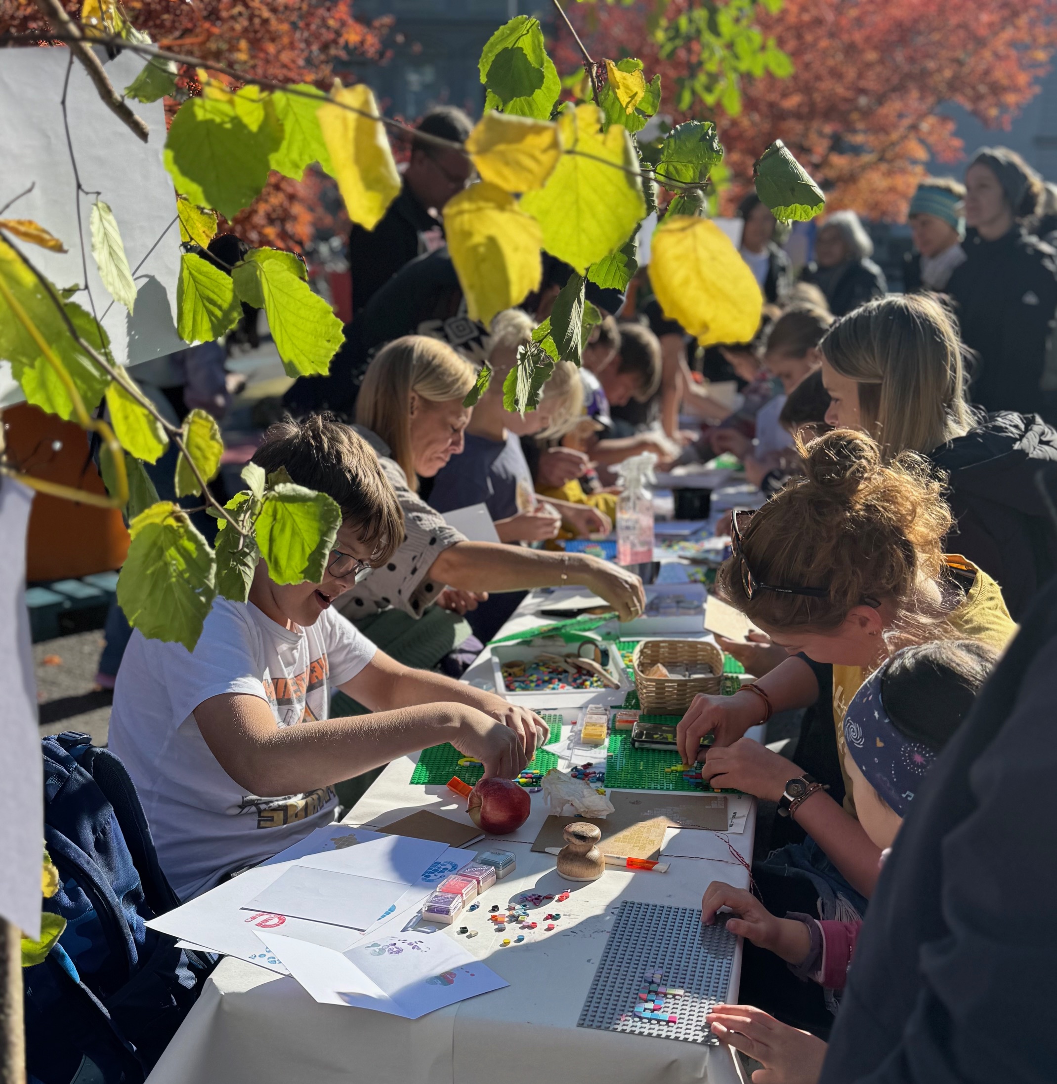 Offener Workshop f&uuml;r alle am Vorplatz Haus der Musik 2025, Legodruck