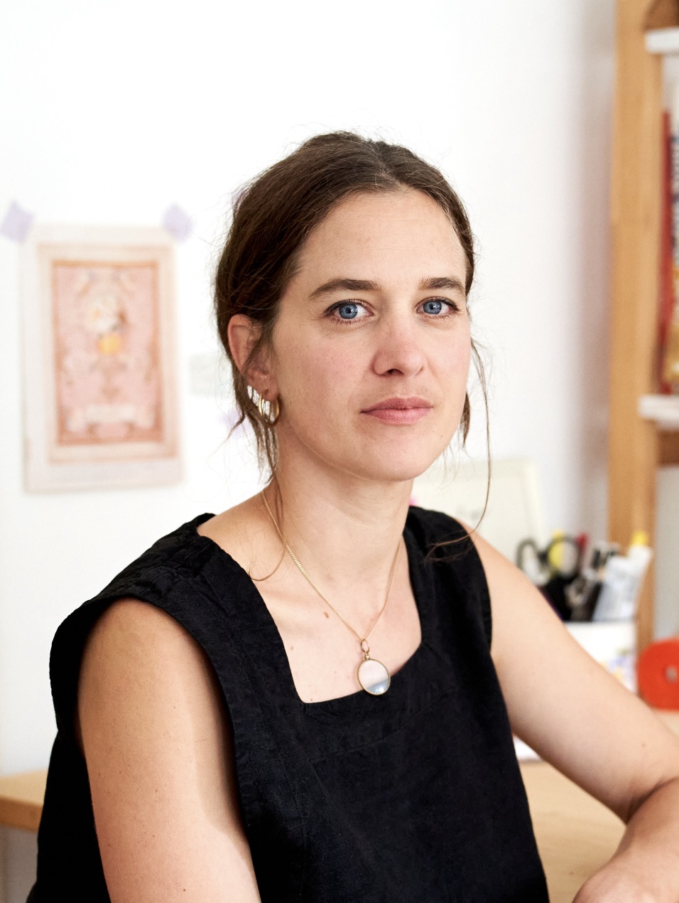 Portr&auml;t Isabel Peterhans, junge Frau mit langen braunen Haaren