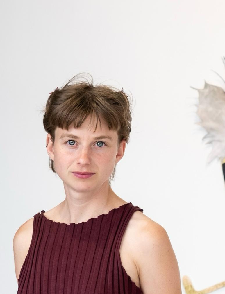 Portr&auml;t Lea Abendstein, junge Frau mit braunen Haaren und Stirnfransen