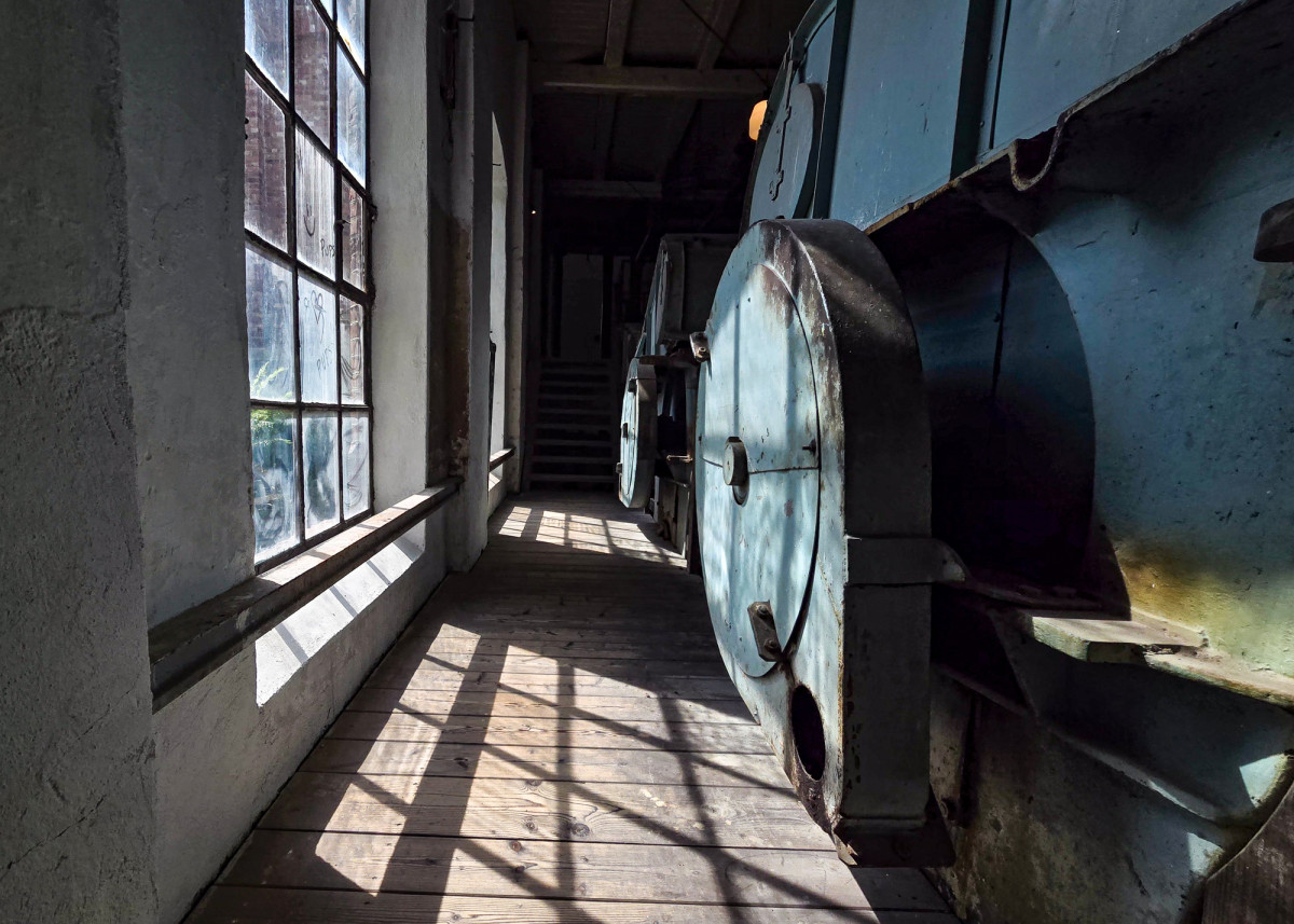 alte Fabrikanlage, Schattenmuster des Fensters am Holzboden gibt Atmosphäre