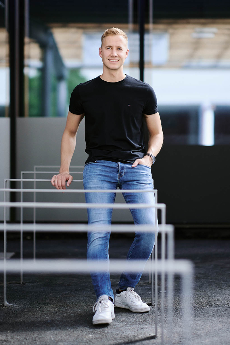 Fabian Gwiggner, blond, ca 30 Jahre, in Jeans und schwarzem Shirt, urbanes Umfeld