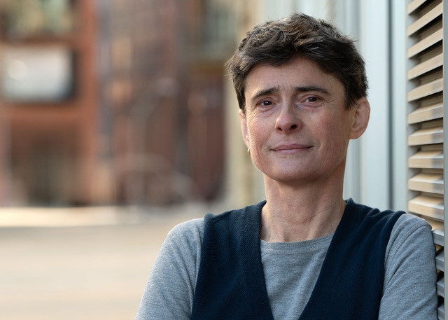 Porträt Irene Wendler, kurze braune Haare, graues Shirt und Cardigan