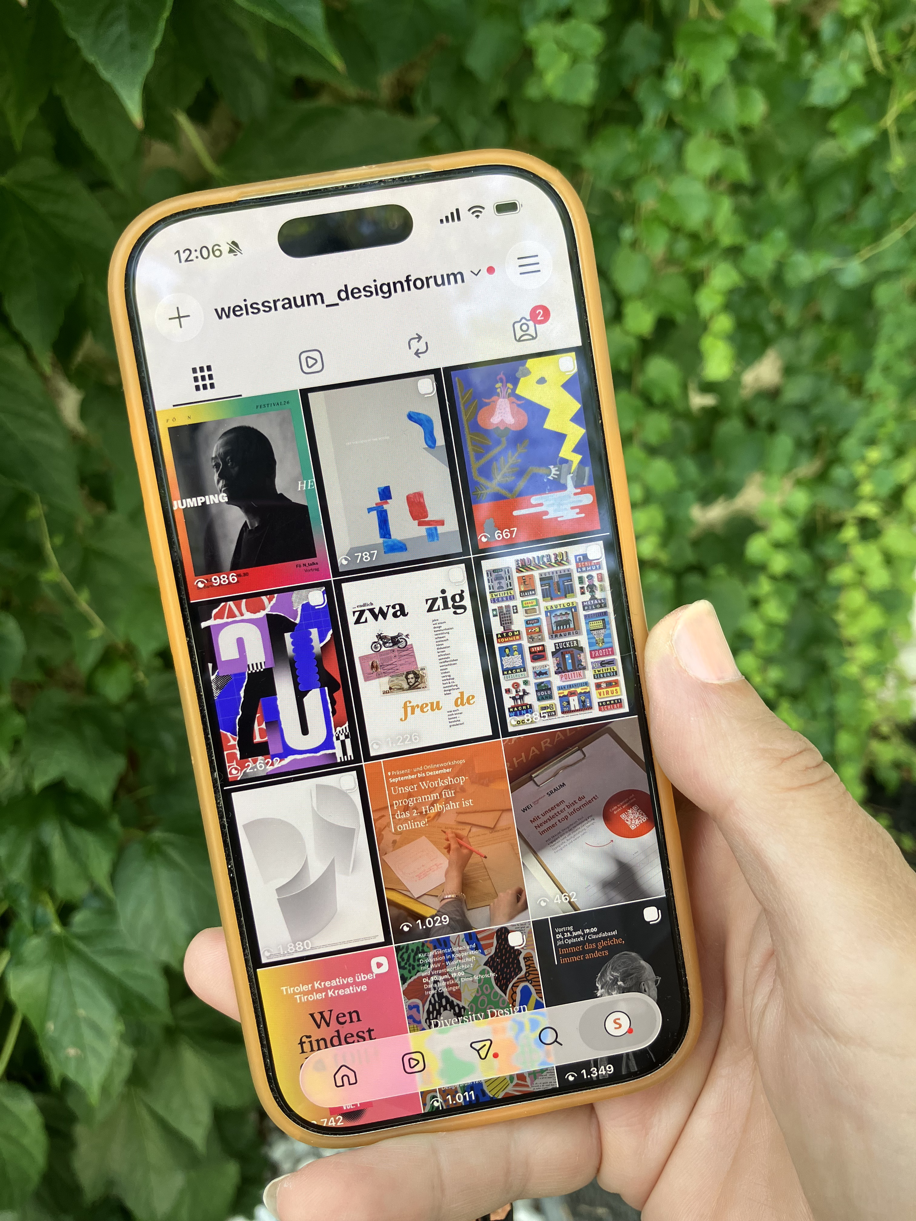 Smartphonedisplay mit Instagram, in der Hand gehalten