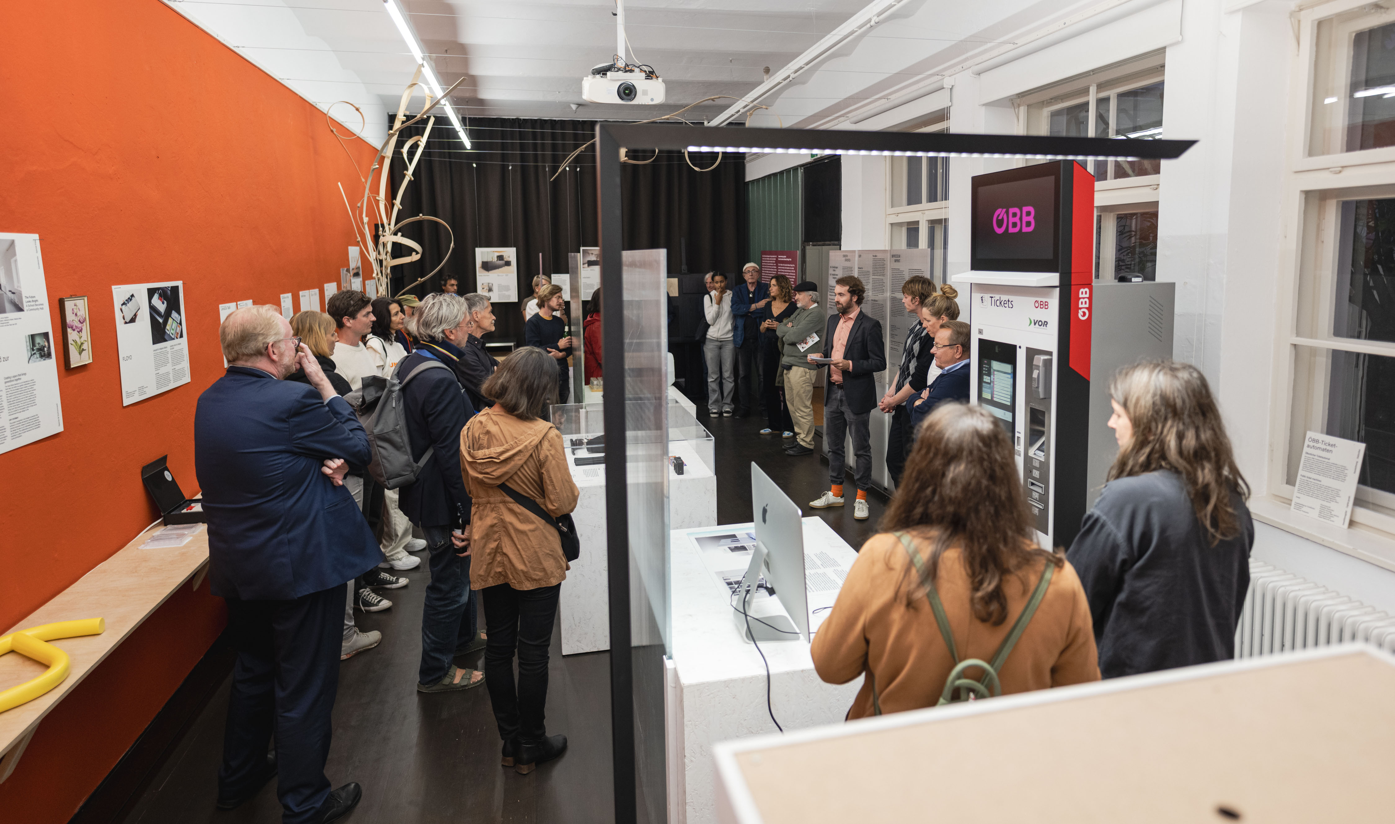 Zahlreiche G&auml;ste sammeln sich in der Ausstellung