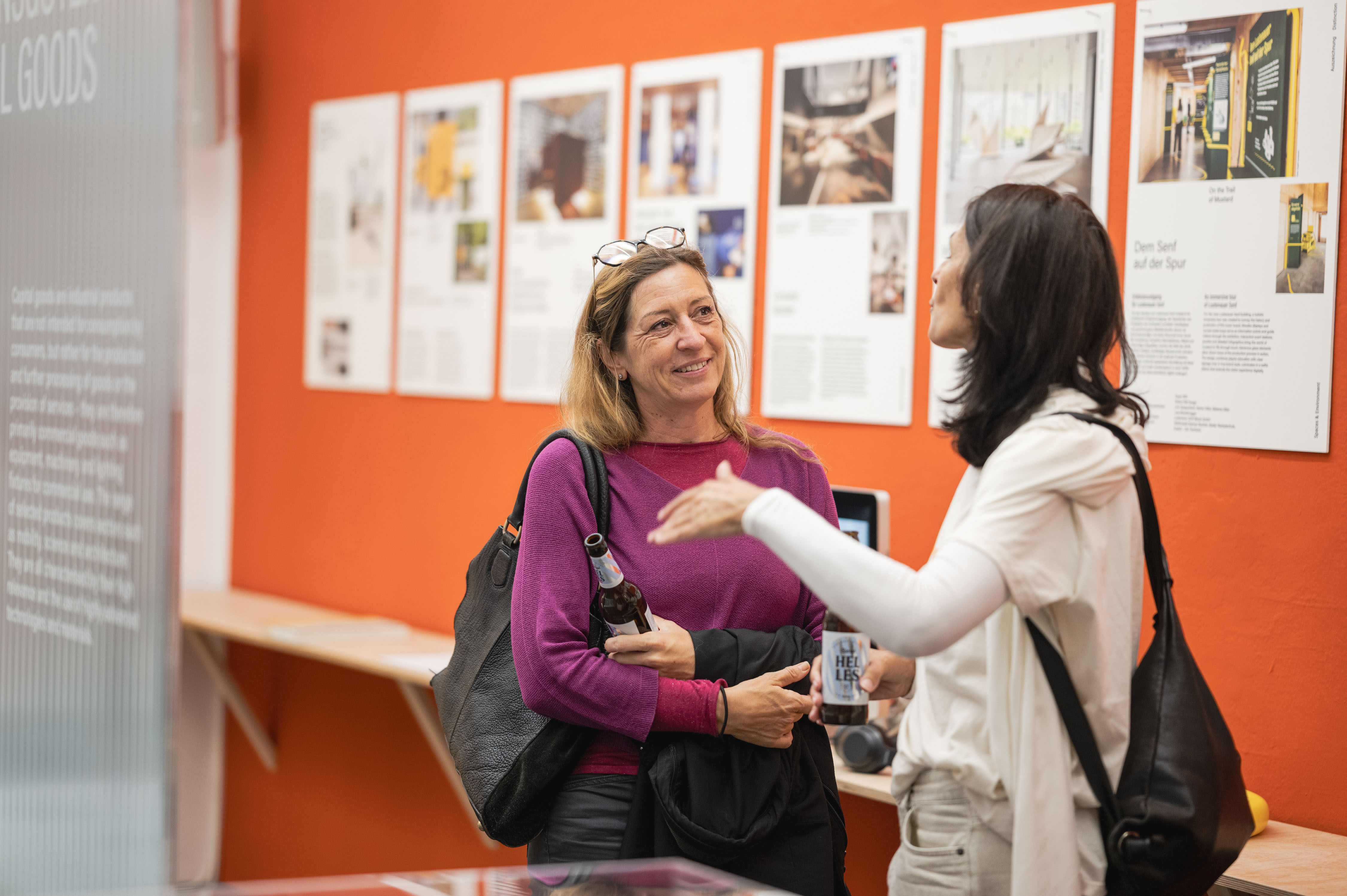 Besucherinnen in Diskussion